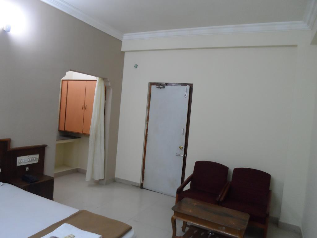 Hotel Sunilkrishna Tirupati Zimmer foto